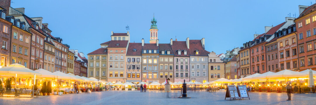 Fototapeta Panorama of old town square in Warsaw at lovely summer evening