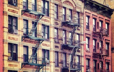 Vintage stylizowany obraz starych budynków z ucieczkami ognia, jeden z symboli Nowego Jorku, USA. - 204219619