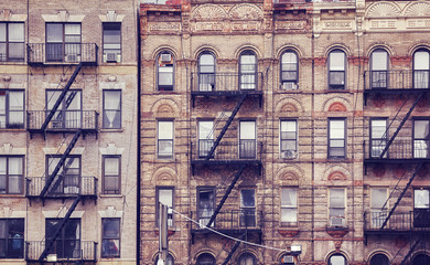 Fototapety  Stare budynki ze schodami przeciwpożarowymi, jeden z symboli Nowego Jorku, stonowany obraz, USA.