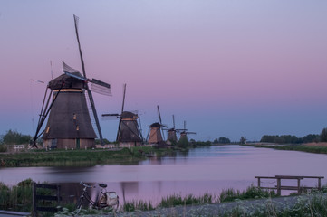 Windmills at kinderdijk in the blue hour with pink and purple sky - 204228223