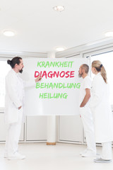 Obraz premium Drei Ärzte vor einem Flipboard, Krankheit, Diagnose, Behandlung und Heilung