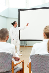 Arzt präsentiert an Leinwand, Konzept Uniklinik für Medizin und Pharmazie oder Labor