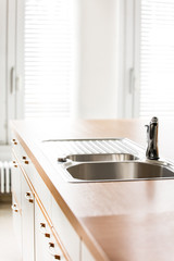 Küche aus Holz leer mit Waschbecken und Wasserhahn, Textfreiraum
