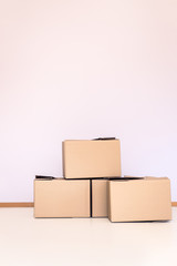 Umzugskartons im Raum leer, Textfreiraum, Konzept Eigenheim