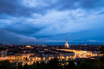 Fototapeta na wymiar L'ora blu di Torino