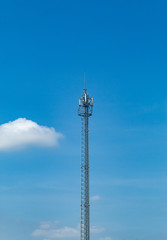 Obraz premium Wave transmission mast, large phone signal with a bright blue sky.