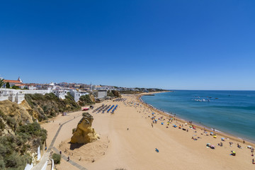 Fototapeta na wymiar Playa de la ciudad de Albufeira un día soleado de julio, Algarve, Portugal