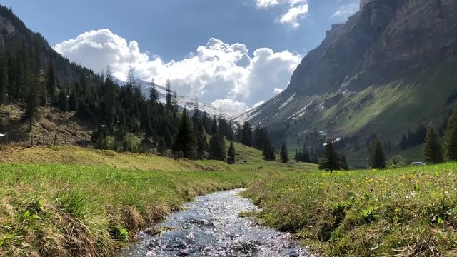 Bergbach in den Alpen