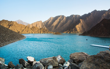Hatta Dam Lake-landschap in het oosten van Dubai, Verenigde Arabische Emiraten