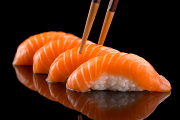 Sushi nigiri saumon sur fond noir