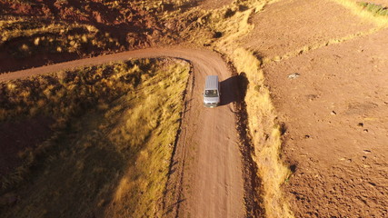 Auto en camino de tierra