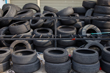 Obraz premium The old used tires were dropped a lot. Old tires can be used to process products.