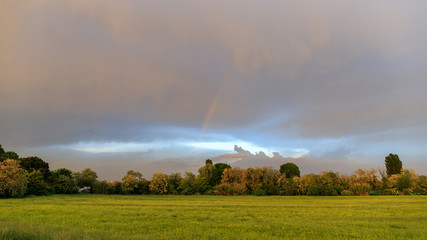 panorama con arcobaleno in pianura padana