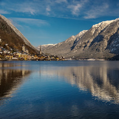 Obraz premium Scenic picture-postcard view of famous Hallstatt mountain village with Hallstaetter Lake in the Austrian Alps, region of Salzkammergut, Austria