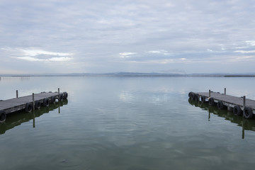 Fototapeta na wymiar Embarcadero en el lago
