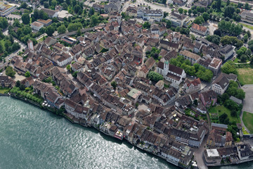 Luftaufnahme der mittelalterlichen Altstadt von Rheinfelden (Schweiz)