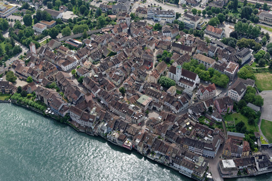 Luftaufnahme der mittelalterlichen Altstadt von Rheinfelden (Schweiz)