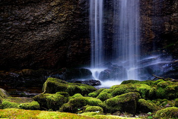 Wasserfall Detail auf Steine mit Moos