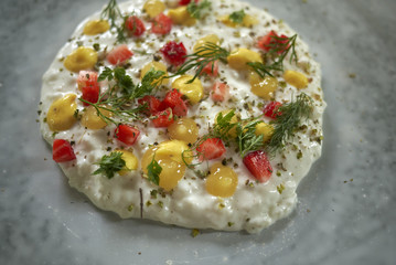 Rice pudding with strawberries and oregano