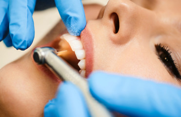 Naklejka premium Close-up of dental drill use for patient teeth in dentistry office in a dental treatment procedure