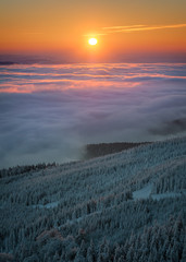 Obrazy na Szkle  Niesamowity widok ze szczytu Ještěd w mroźny zimowy dzień. Piękny wschód słońca rano. Liberec, Republika Czeska.