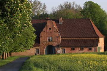 Fototapeta na wymiar Torhaus, Gut Friedeburg, Schleswig Holstein