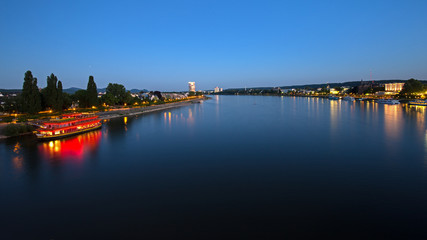 Fototapeta premium Bonn, Blick von der Kennedybrücke bei Nacht