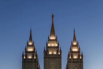 Papier Peint photo Temple The Angel Moroni and spires of Salt Lake Temple at sunset in springtime. The Church of Jesus Christ of Latter-day Saints, Temple Square, Salt Lake City, Utah, USA.