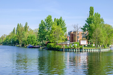 Obraz premium Spreekreuz, the waterways crossroad with the water police station in Berlin, Germany
