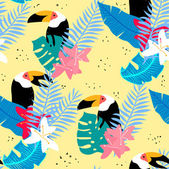 Colorful tropical seamless pattern with toucan and leaves. Vector hand drawn illustration. © bilaaa