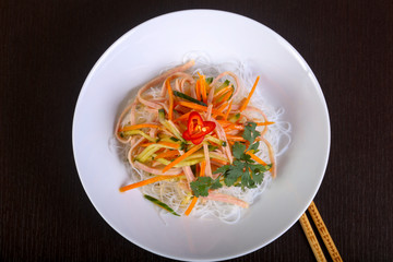 Salad vith noodle and vegetables