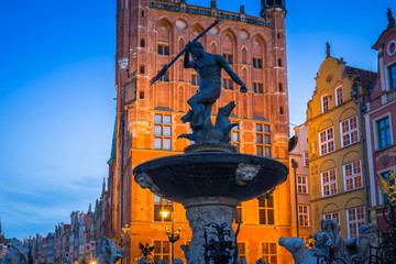 Fountain of the Neptune in old town of Gdansk at dawn, Poland © Patryk Kosmider