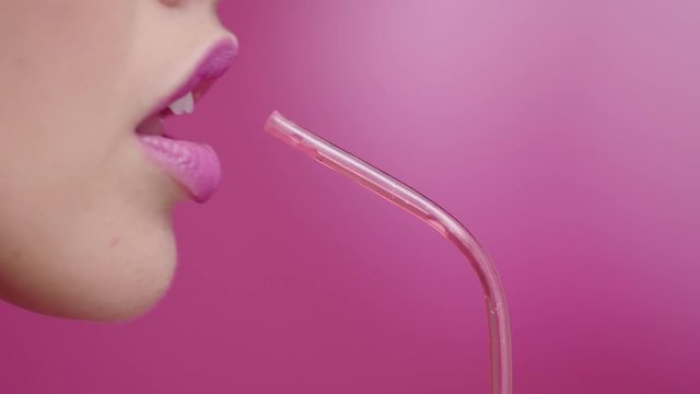 femme qui boit a la paille (concept)