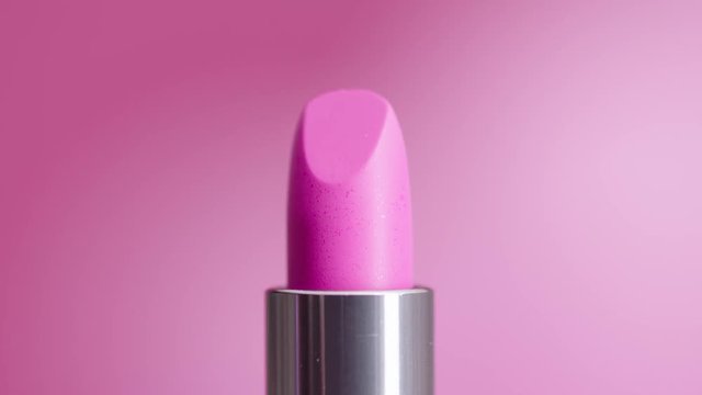 rouge &agrave; l&egrave;vre rose avec arri&egrave;re-plan rose