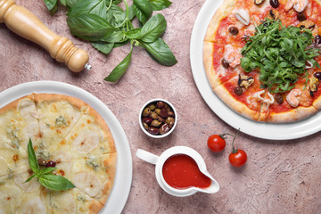 пицца с морепродуктами,базиликом и томатным соусом © lenakorzh