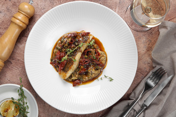 палтус с вялеными помидорами и тимьяном