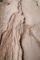 Sandsteinfelsen, Felsen mit tiefen Rissen und Riefen in beige grau