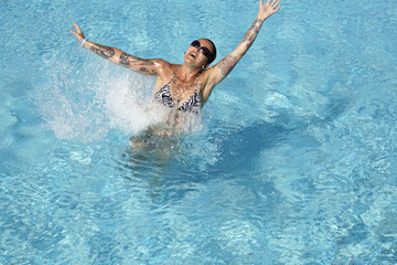 Junge Frau im Bikini treibt auf dem Wasser