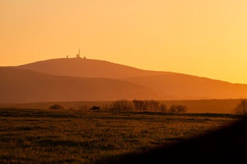 Der Brocken bei Sonnenuntergang im Sommer