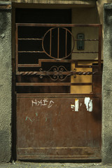 Obraz premium A rusty iron door