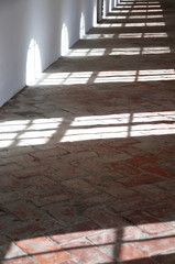 Licht und Schatten auf altem Ziegelboden