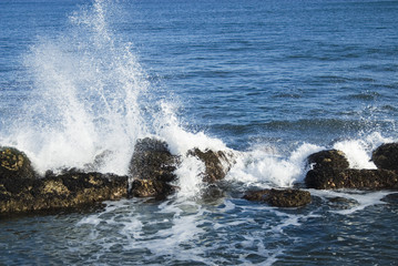 海　波しぶき　岩　素材