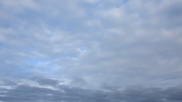 雨がやっと止んで、少し明るくなった夕方の空ですが、下の方に灰色の雲。タイムラプス動画