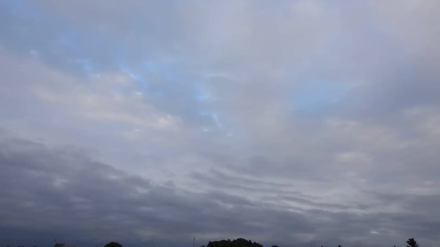 雨がやっと止んで、少し明るくなった夕方の空ですが、灰色の雲が増えています。タイムラプス動画