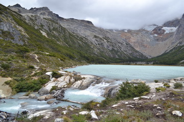 lago esmeralda paisagem montanhas neve