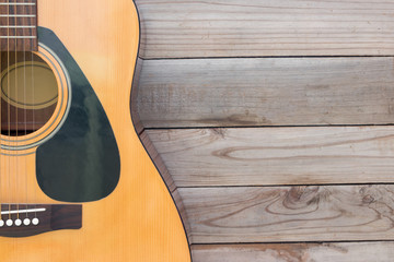 Obraz premium Acoustic guitar on wood desk background