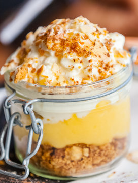 verrine sucr&eacute;e en dessert, crumble, cr&egrave;me et chantilly 