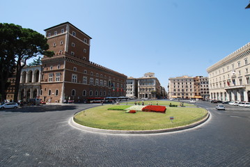  Palazzo Venezia; Piazza Venezia; Piazza Venezia; landmark; sky; town square; city
