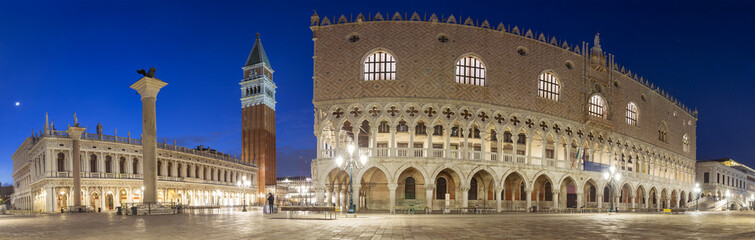 Fototapeta premium Nocna panorama placu San Marco z Pałacem Dożów w Wenecji, Włochy
