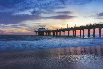 Obraz premium Stunning Sunset at Manhattan Beach Pier